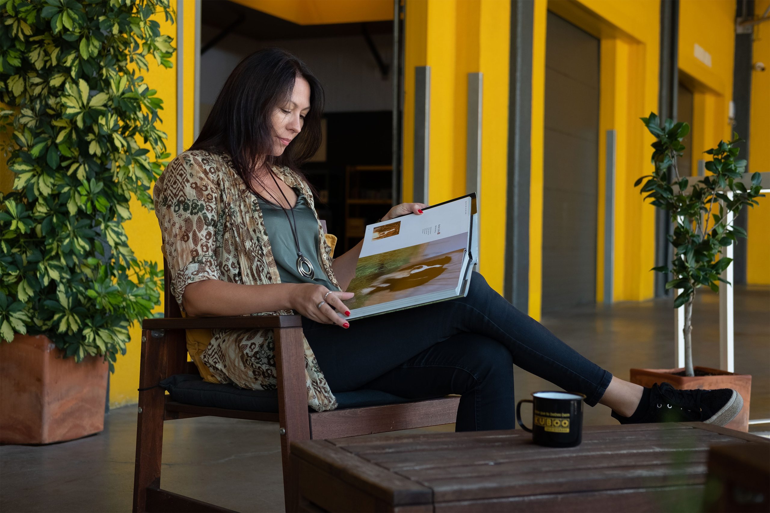 kuboodista reading a book in carnaxide