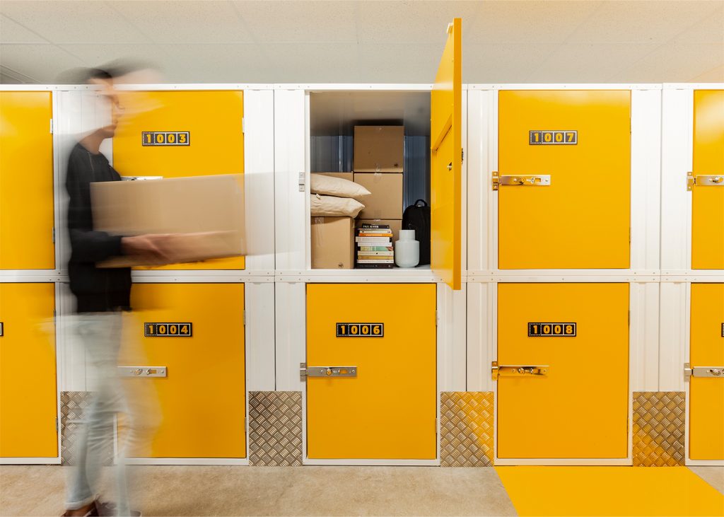 a person passing in front of kuboo lockers in kuboo carnaxide