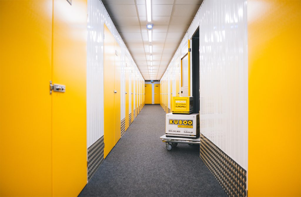 kuboo seixal corridor with a dolly with boxes coming out of a unit