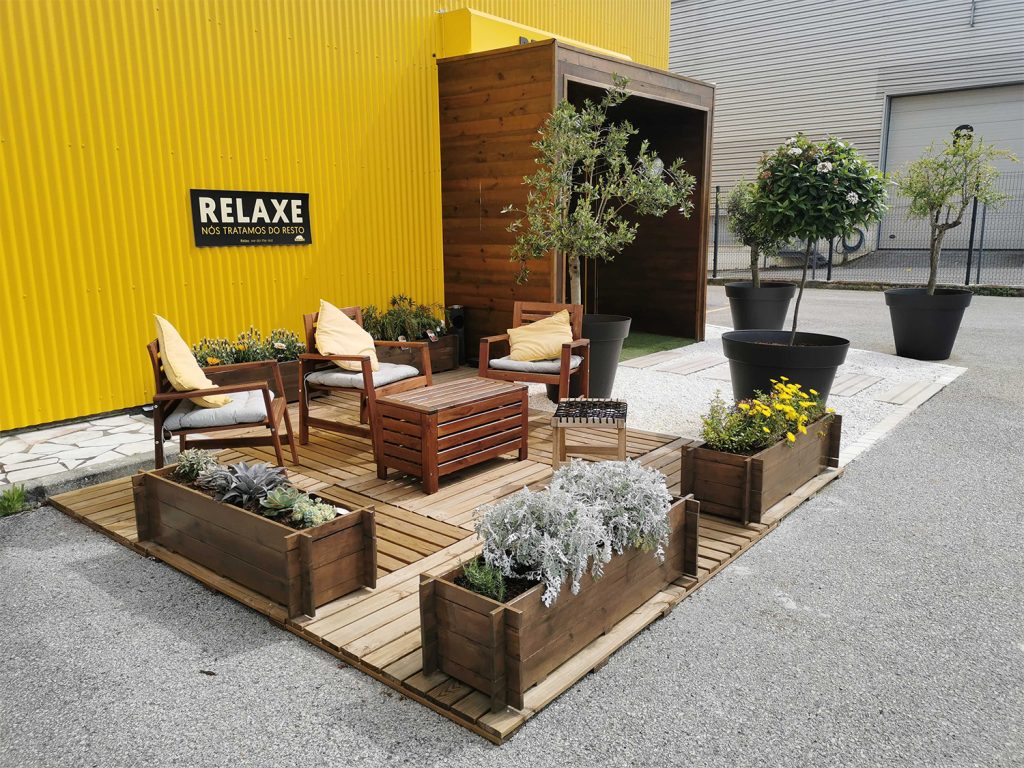 esplanada com canteiros de flores e um lembrete para relaxar na kuboo seixal