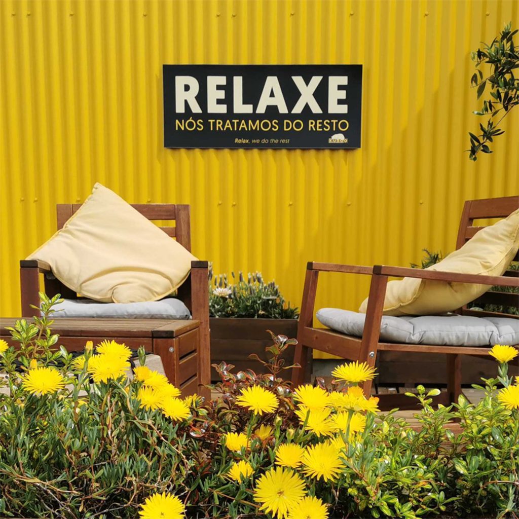 esplanada com canteiros de flores e um sinal para relaxar na kuboo seixal