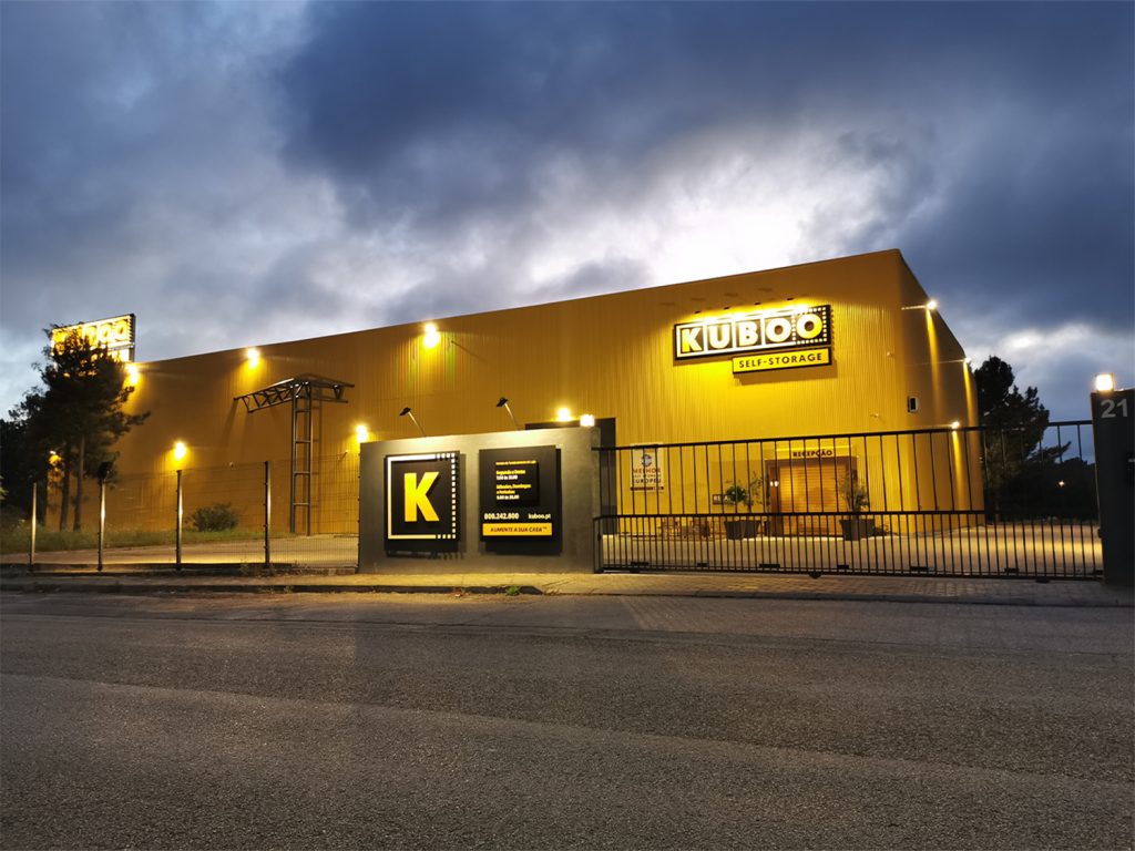KUBOO Seixal warehouse by night