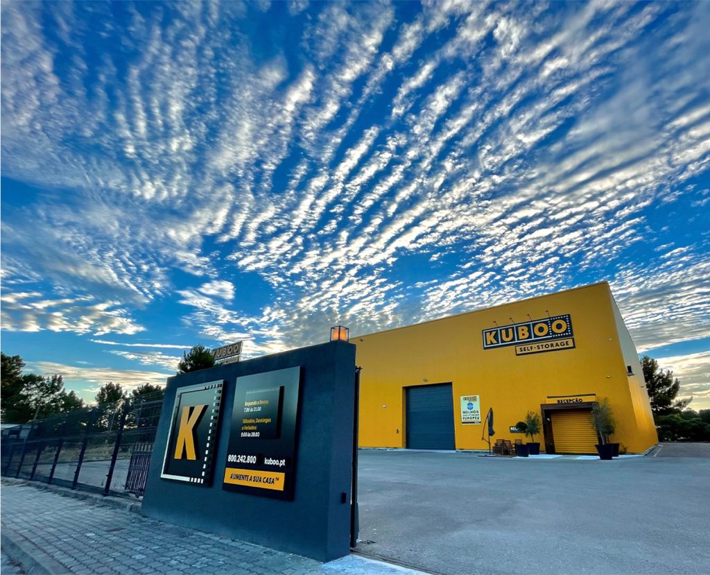 ARMAZÉM DA KUBOO SEIXAL SOB CÉU NUBLADO