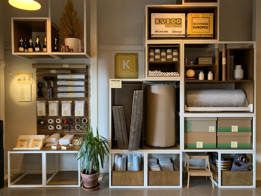 ESTANTES COM MATERIAL DE EMBALAGEM NA RECEÇÃO DA KUBOO CARNAXIDE