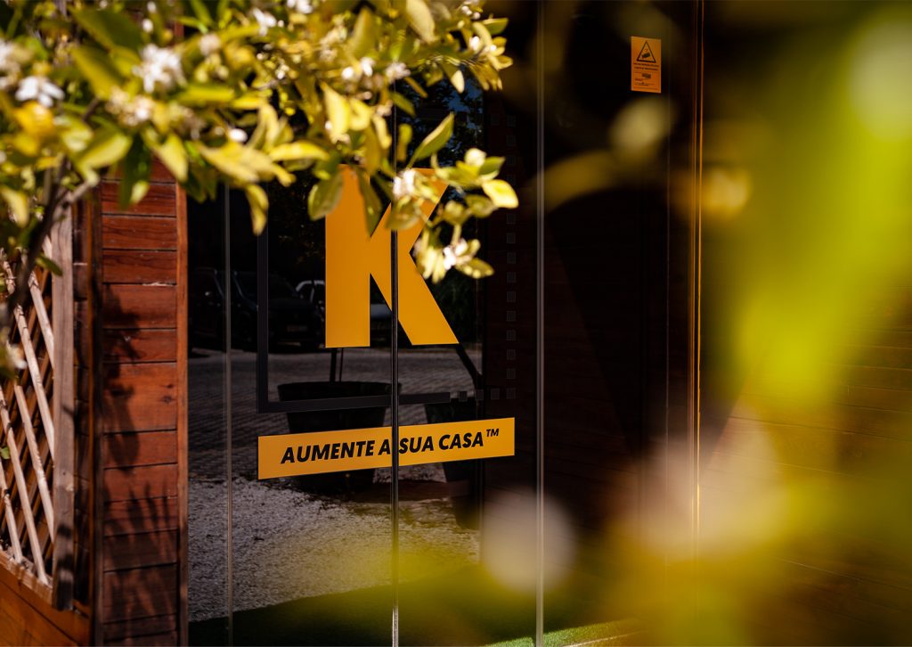 porta da receção da abóboda vista por entre a folhagem