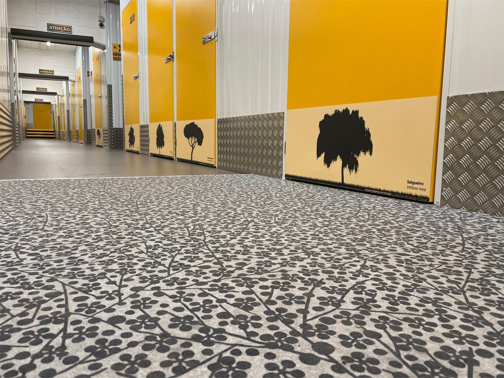 a corridor with kuboos and a flowery carpet on the floor