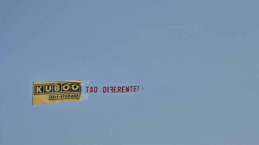 mensagem aérea com o logo da KUBOO e a frase "tão diferente"