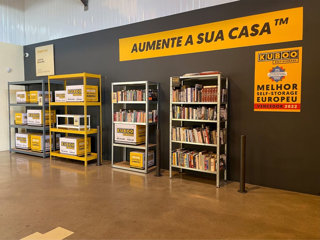 estante com livros na loading bay da kuboo carnaxide
