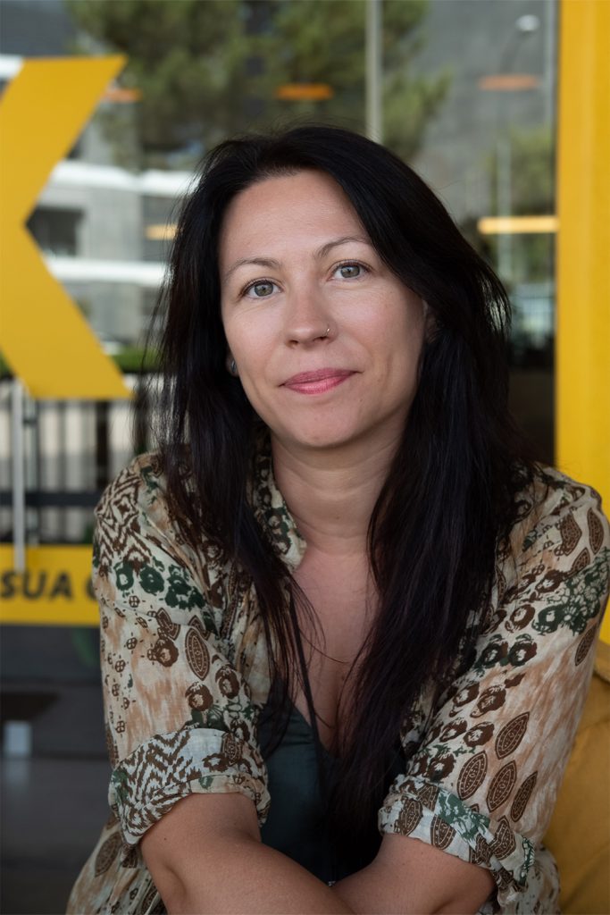 retrato de kuboodista em frente à receção de carnaxide