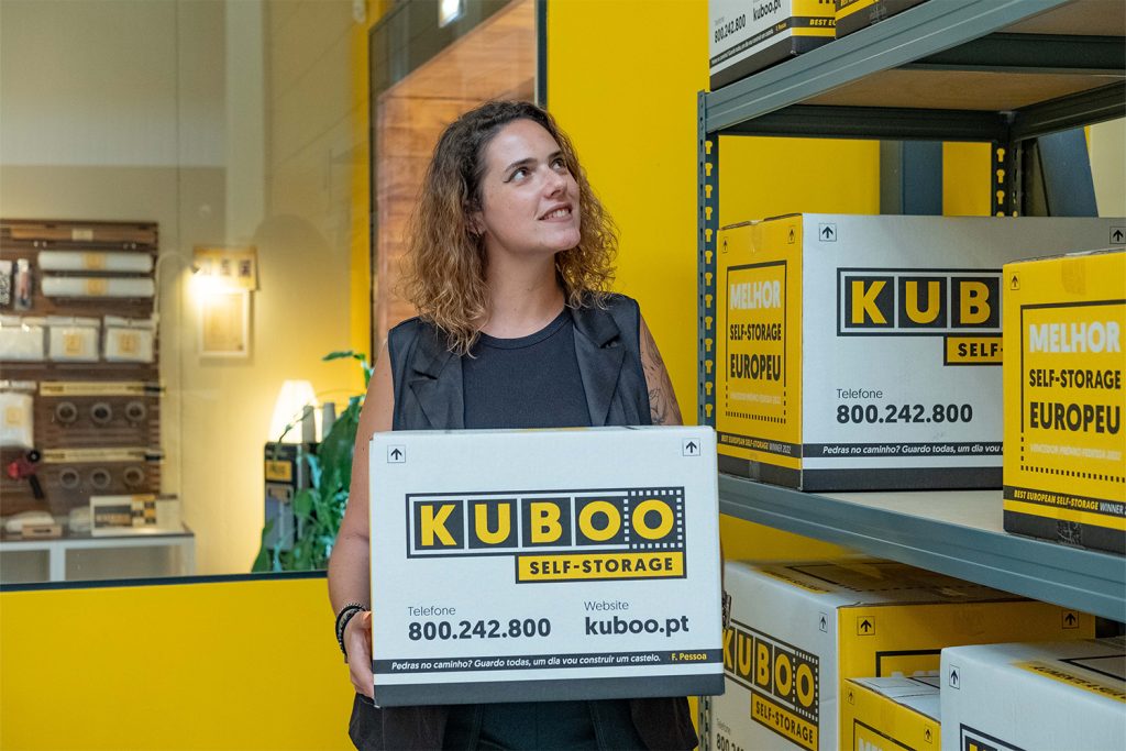 kuboodista segura caixa no cais de carga do armazém do seixal