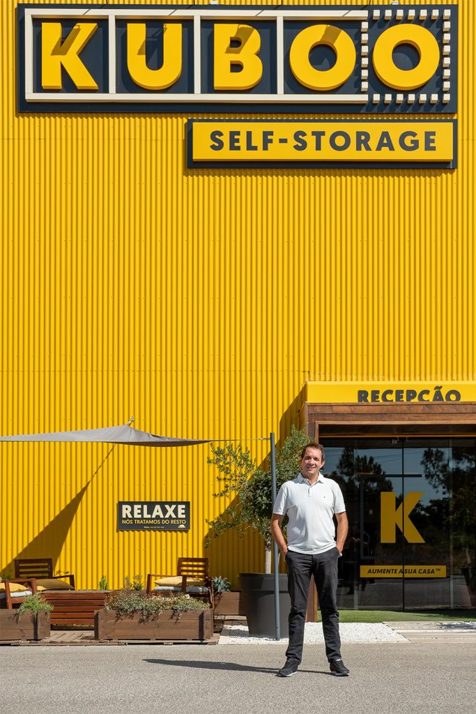 kuboodista em frente ao armazém da KUBOO seixal