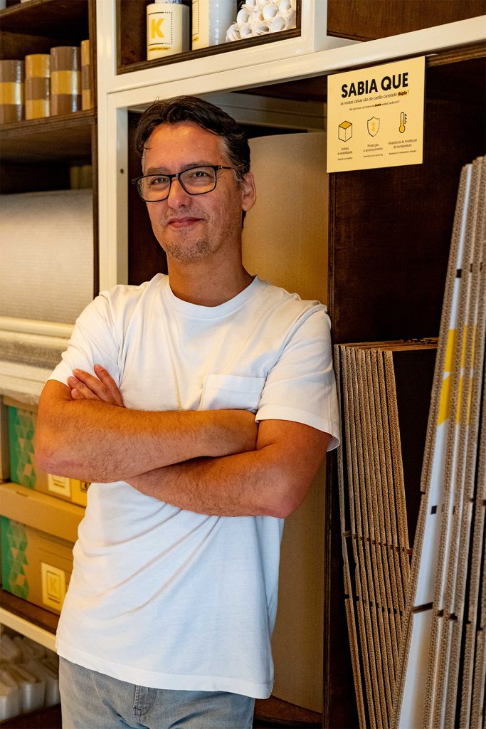 kuboodista standing next to the merch stand in kuboo carcavelos