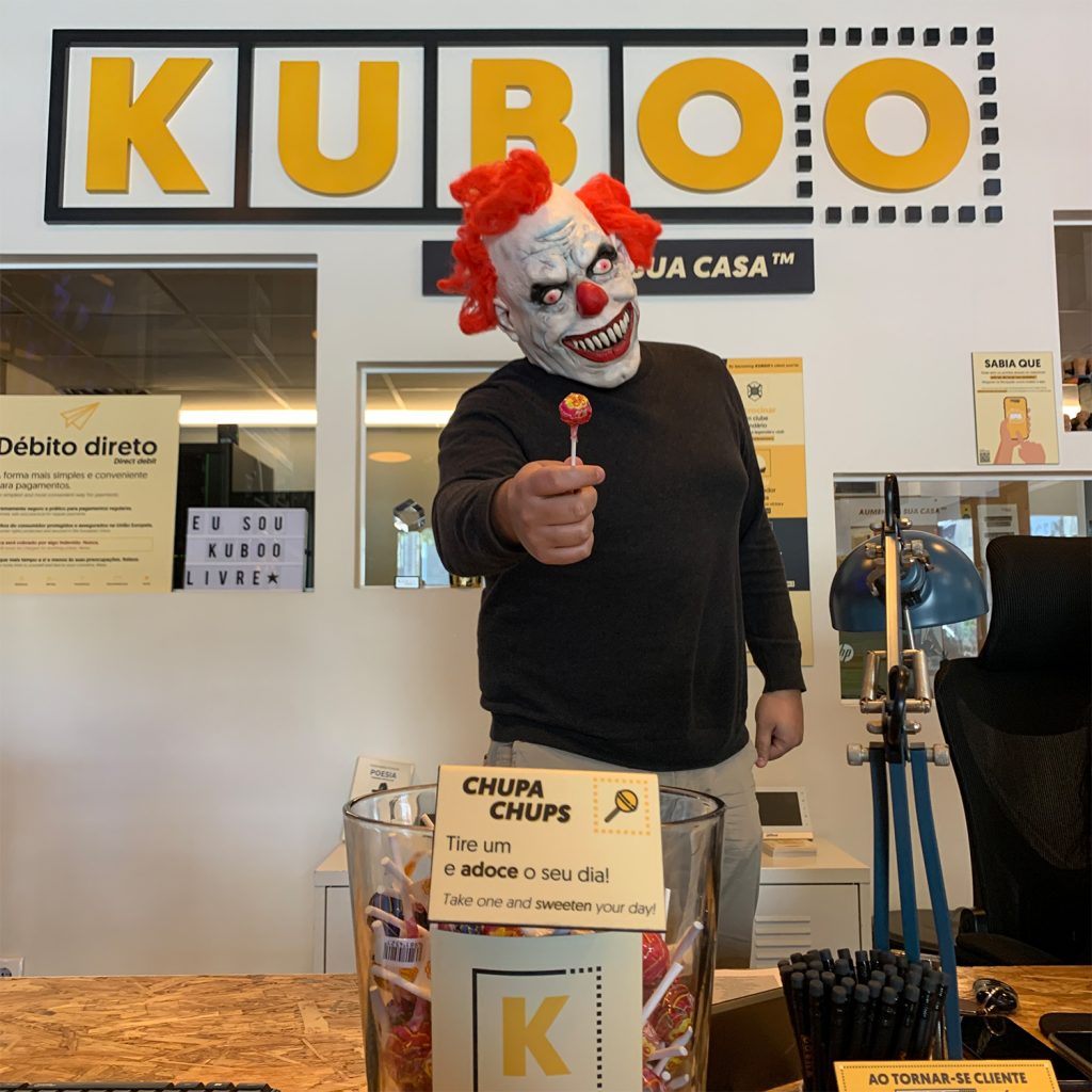person with a clown mask holding a lollipop at kuboo carnaxide reception