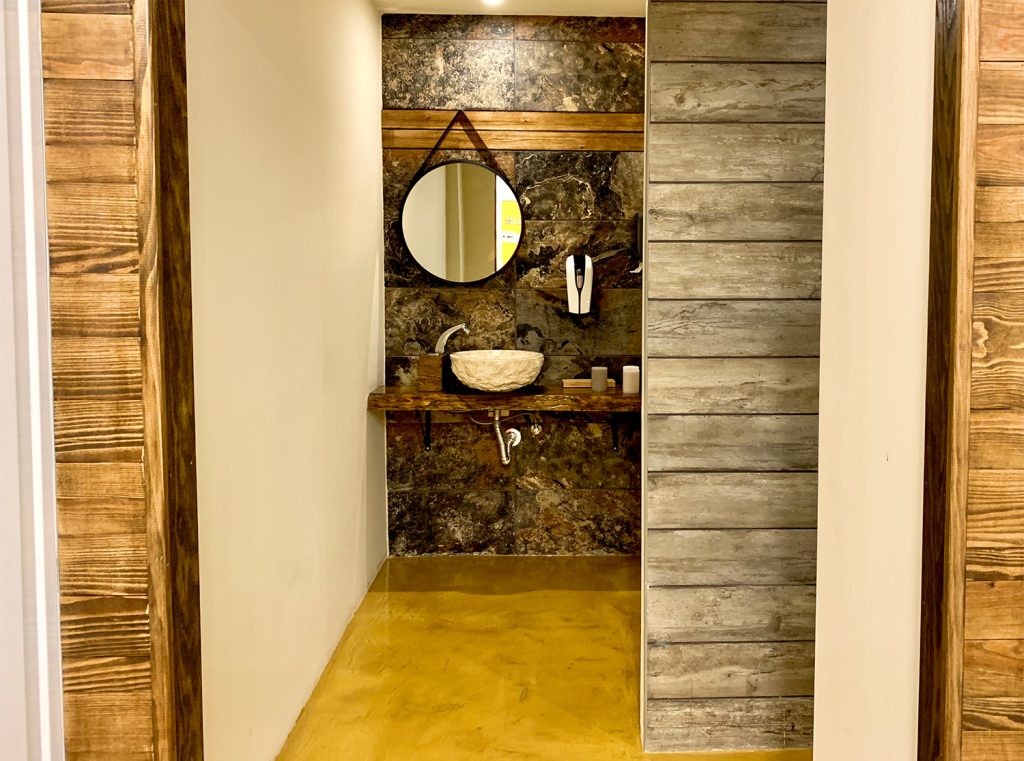 toilet at kuboo abóboda warehouse