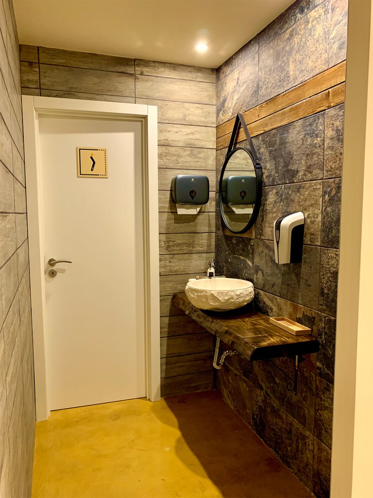 toilet at kuboo abóboda warehouse